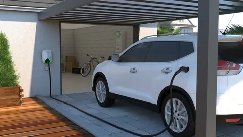 Voiture électrique en charge sur une borne murale