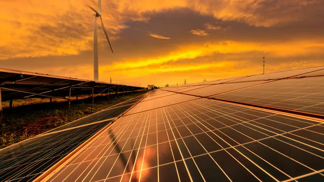 Panneaux solaires au coucher du soleil