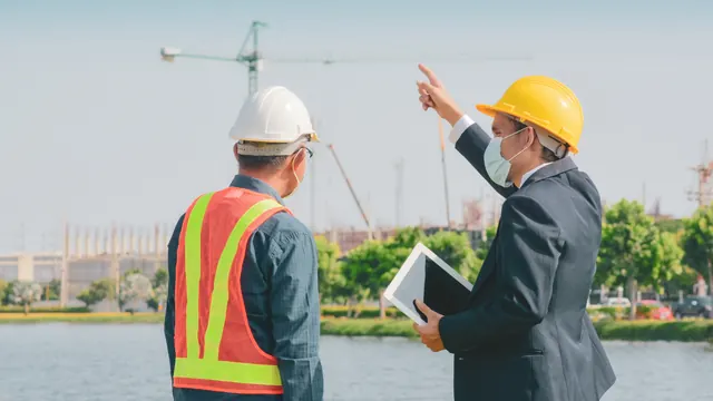 Responsables de chantier examinant un projet